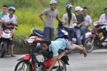 Hú vía cảnh giới trẻ Việt “làm xiếc” trên đường (18)