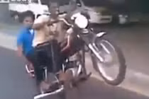 Quái xế ăn đất vì bốc đầu xe