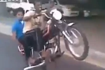 Quái xế ăn đất vì bốc đầu xe