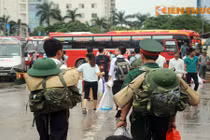 Xem người dân Hà Nội đội mưa về nghỉ lễ