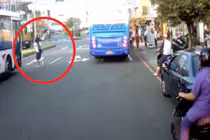 Sang đường bất cẩn, gái trẻ suýt bị ô tô cán chết