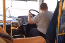 Tài xế xe buýt nhấc vô lăng ra khỏi tay lái