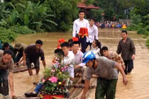 Hòa Bình ngập nặng, đám cưới đón dâu bằng bè