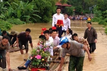 Hòa Bình ngập nặng, đám cưới đón dâu bằng bè