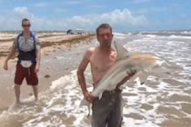 Lãnh đủ vì "tự sướng" với... cá mập