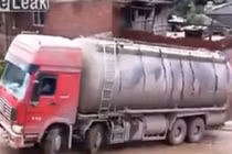 Clip xe tải lật nhào khi qua dốc trơn