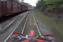 Hai thanh niên suýt chết vì đi xe máy trên ray tàu hỏa