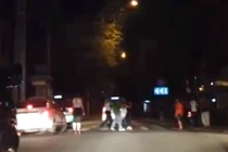 Xôn xao clip tài xế taxi đấm, đá khách nữ giữa đường