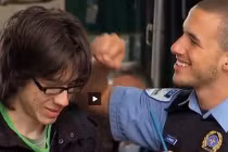 Cảnh sát “đong đưa” (31)