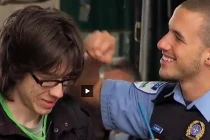 Cảnh sát “đong đưa” (31)