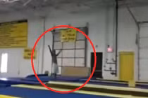 Ngỡ ngàng trước khả năng nhào lộn của nam thanh niên