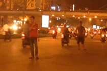 Clip trai vẫy đứng đường... kéo khách uống trà đá