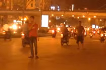 Clip trai vẫy đứng đường... kéo khách uống trà đá