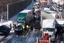 100 ô tô đâm liên hoàn trên đường cao tốc