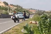 Xôn xao ảnh 2 CSGT nằm gục trên đường