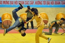 Nữ cảnh sát tay không hạ gục nhóm thanh niên ngổ ngáo