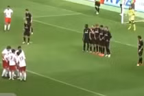 Chết cười với clip 6 cầu thủ phối hợp đá phạt