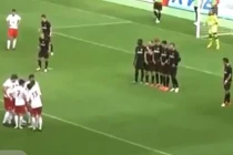 Chết cười với clip 6 cầu thủ phối hợp đá phạt