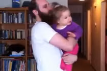 Clip siêu hài: Bé khóc khi thấy bố không có râu (30)