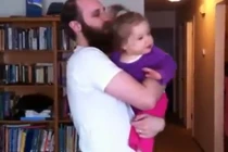 Clip siêu hài: Bé khóc khi thấy bố không có râu (30)