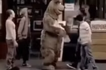 Clip siêu hài: Gặp nạn vì nhảy quá sung