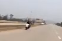 Quái xế giỡn mặt tử thần... liều mình bốc đầu xe trên đường