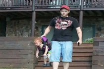 Dở khóc dở cười với kiểu chăm con của bố mẹ