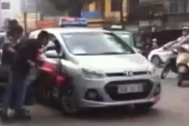 Hi hữu xe máy đâm dính chặt vào taxi