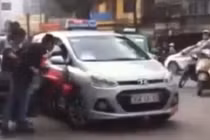 Hi hữu xe máy đâm dính chặt vào taxi