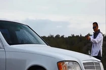 Rút súng bắn vào ô tô để thử nghiệm chống đạn