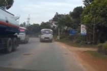 Thót tim cảnh xe khách vượt ẩu, lấn tuyến suýt gây tai nạn