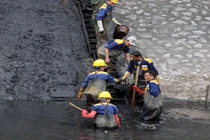 Mục kích hàng trăm công nhân làm sạch sông Tô Lịch