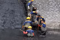 Mục kích hàng trăm công nhân làm sạch sông Tô Lịch