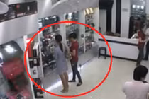 Nữ quái vào cửa hàng điện thoại trộm đồ