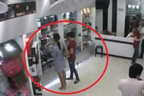 Nữ quái vào cửa hàng điện thoại trộm đồ