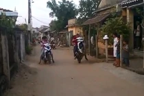 “Trai làng” học đòi bốc đầu xe, đâm sầm vao nhau
