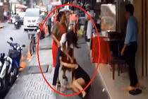 Nhân viên túm tóc, đấm, đá khách hàng giữa phố