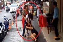 Nhân viên túm tóc, đấm, đá khách hàng giữa phố