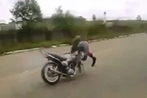 Quái xế lộn cổ xuống đất vì bốc đầu xe