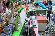 Nữ quái cuỗm iPhone 4S xong vẫn bình thản ở lại mua hàng