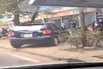 Ô tô cũng đua leo lên vỉa hè giờ cao điểm ở Hà Nội