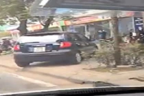 Ô tô cũng đua leo lên vỉa hè giờ cao điểm ở Hà Nội