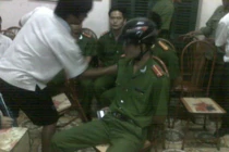 Ảnh Công an bị dân bắt trói trái phép ở Hòa Bình (?)