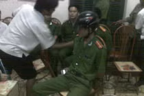 Ảnh Công an bị dân bắt trói trái phép ở Hòa Bình (?)