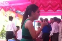 Não lòng xem clip cô gái hát trong đám cưới người yêu cũ