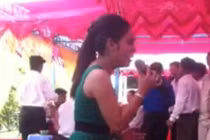 Não lòng xem clip cô gái hát trong đám cưới người yêu cũ