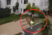 Trai trẻ coi thường tính mạng, nhảy từ tầng 6 xuống bể bơi