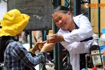 Xe nước miễn phí của bà lão U70 giữa ngày nắng nóng