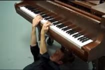 Thanh niên chơi đàn kỳ quái