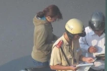 CSGT HCM móc ví công khai người đi đường?